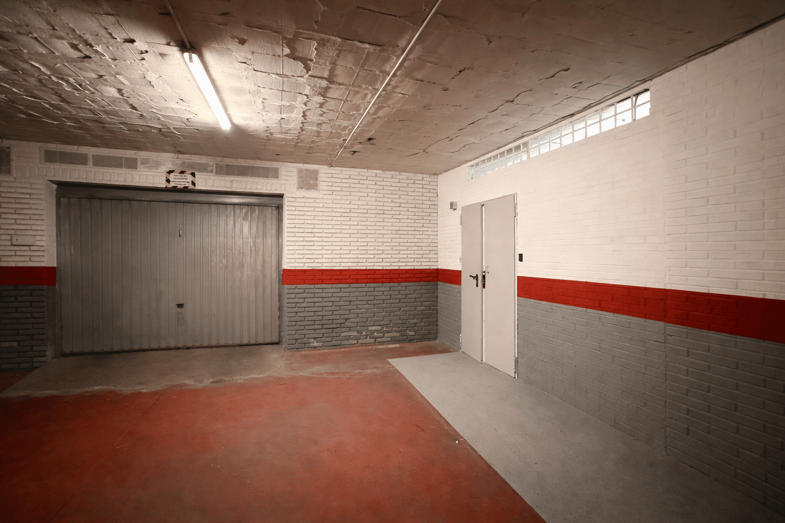 Pasillos interiores del centro de trasteros en Málaga