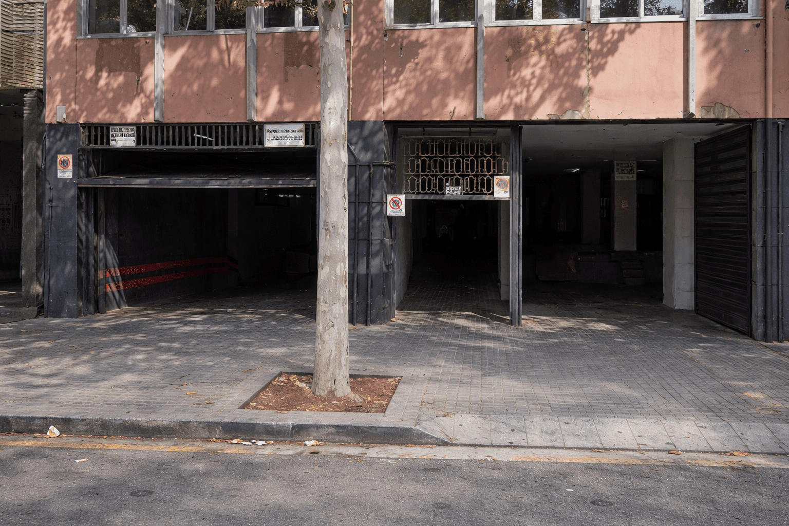 Entrada de Trasterola Barcelona en Carrer de Pallars, Sant Martí