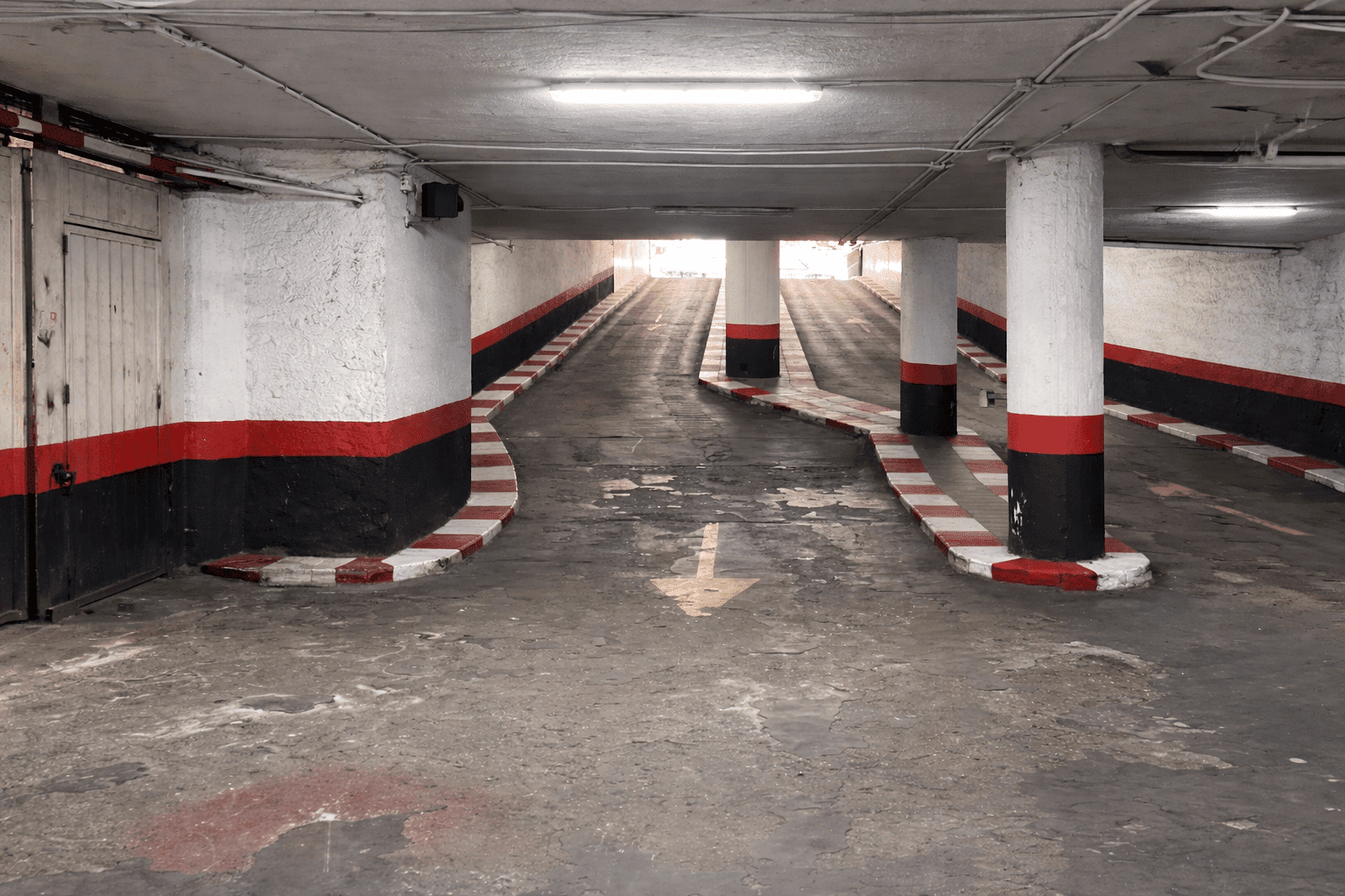 Pasillos interiores del centro de trasteros en Madrid
